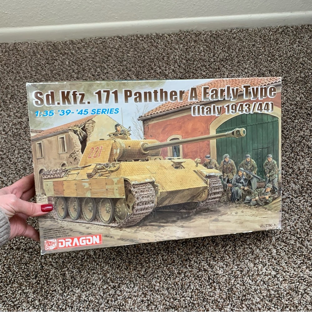 Dragon DML 6160 Sd.Kfz. 171 Panther a Early Type 1/35 Scale Italy 1944 Open Box